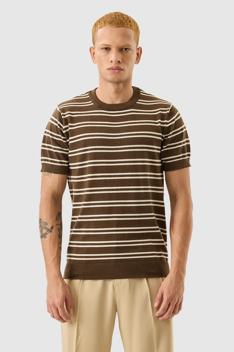 سنيتش تي شيرت بقصة ضيقة وخطوط بنية